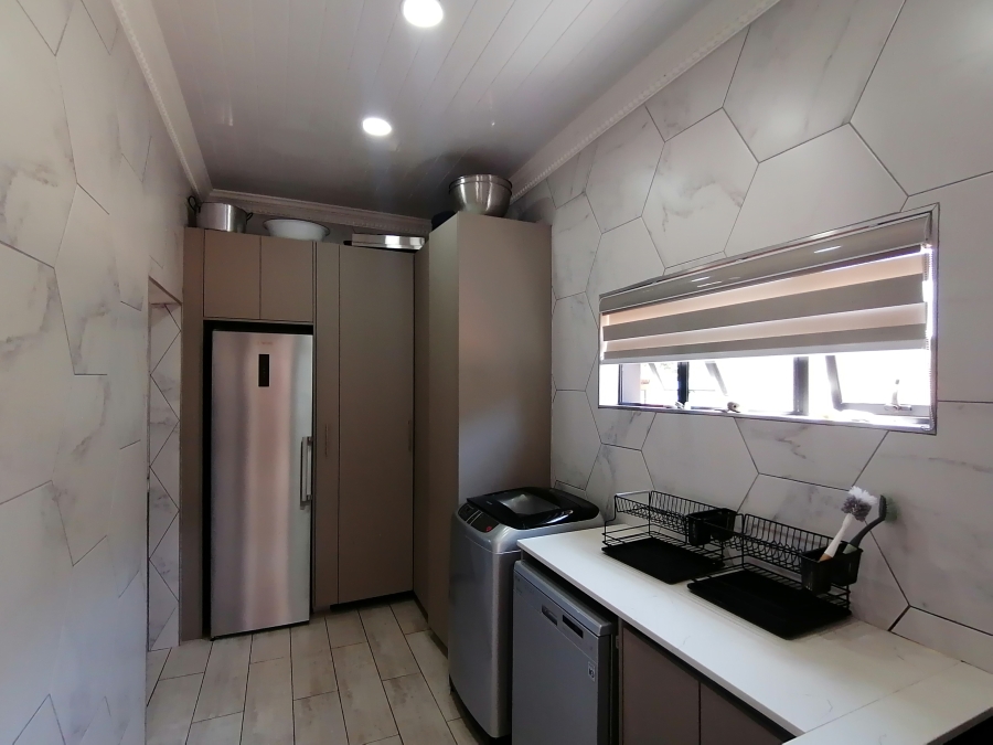 6 Bedroom Property for Sale in Wilkoppies North West